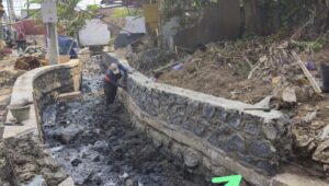 Pasangan Saluran di Tirto Diduga Tak Sesuai Teknis, Batu Baru Langsung Ditumpangkan di Talud Lama
