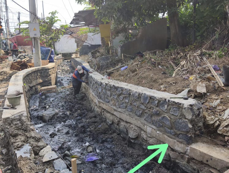 Pasangan Saluran di Tirto Diduga Tak Sesuai Teknis, Batu Baru Langsung Ditumpangkan di Talud Lama