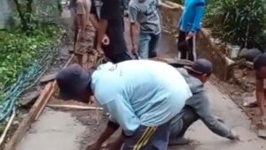 Tak Kunjung Diperbaiki, Warga Dukuh Totogan Desa Tlogopakis Gotong Royong Cor Jalan Secara Swadaya