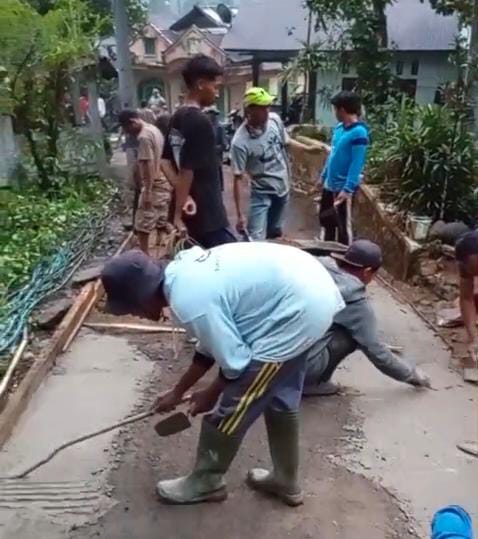 Tak Kunjung Diperbaiki, Warga Dukuh Totogan Desa Tlogopakis Gotong Royong Cor Jalan Secara Swadaya