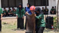 Kaki Sempat Gemetar Hadapi Api, Siswi SMK Syafi’i Akrom Ikuti Simulasi Pemadaman Kebakaran