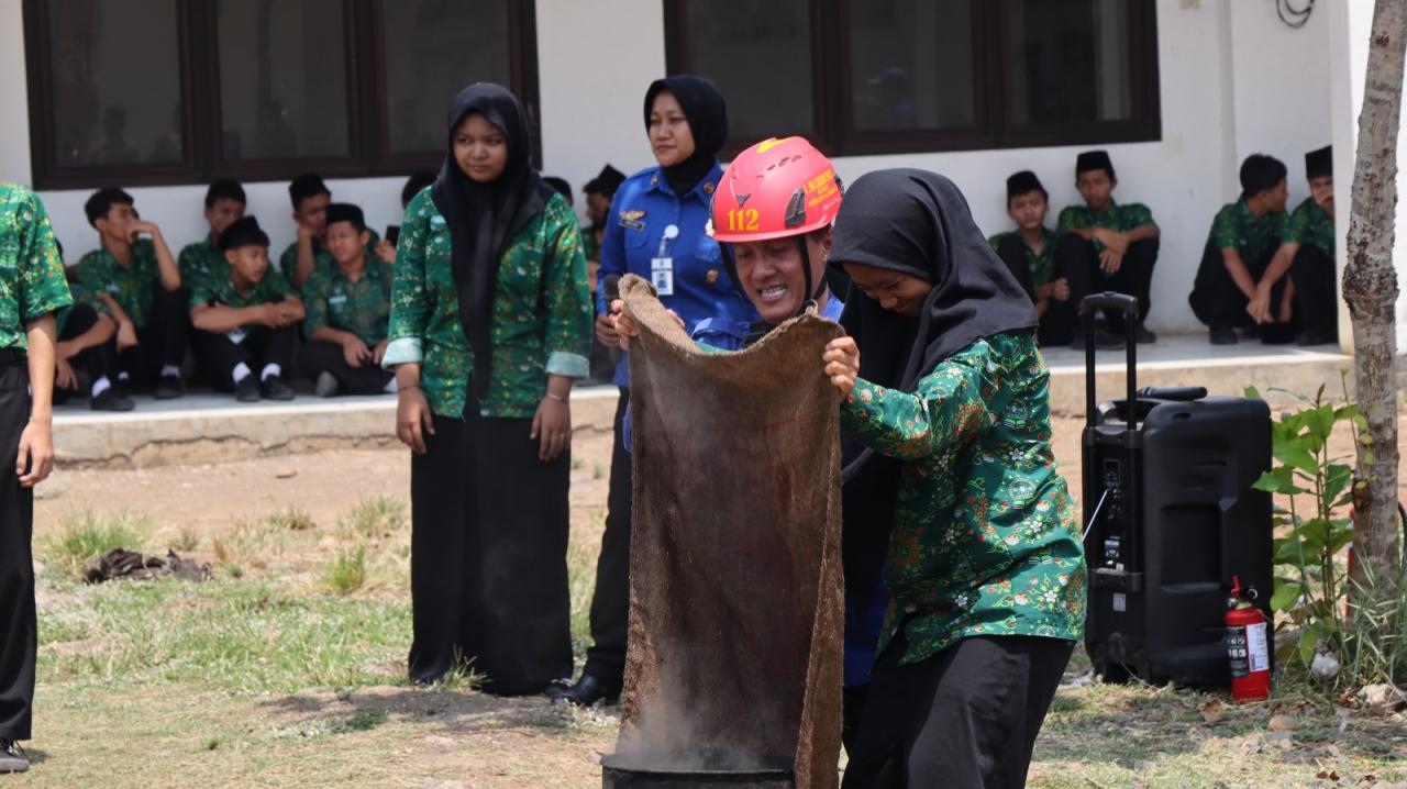Kaki Sempat Gemetar Hadapi Api, Siswi SMK Syafi’i Akrom Ikuti Simulasi Pemadaman Kebakaran