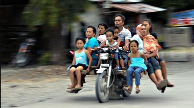 67209-cara-pria-ini-membahagiakan-anak-anaknya-sungguh-membahayakan
