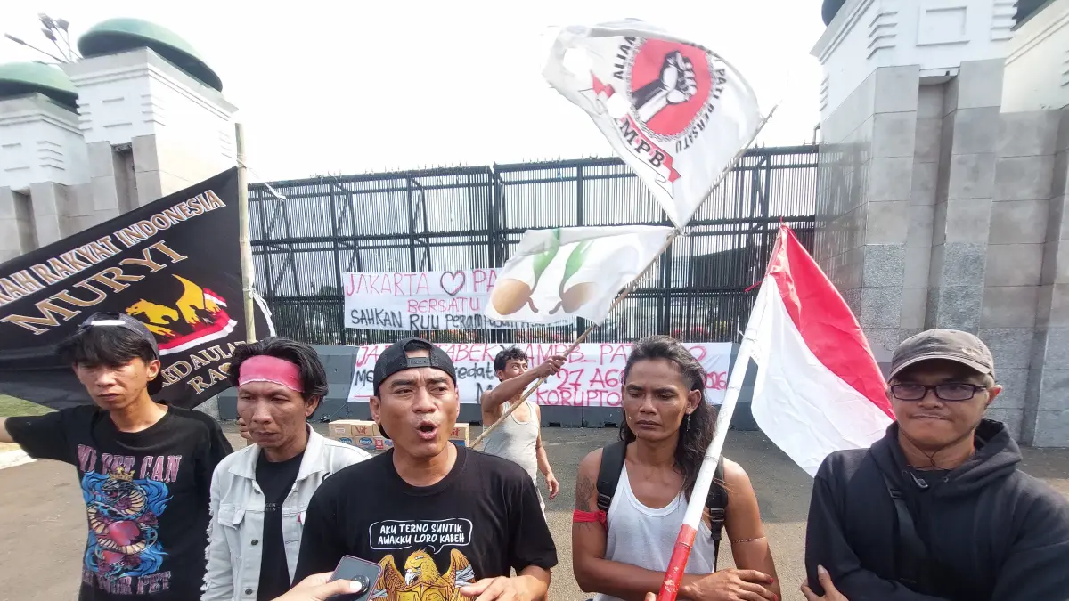 tokoh-aktivis-ampb-supriyono-atau-yang-akrab-disapa-mas-botok-di-depan-gedung-dpr-ri-jumat-218-ryandi-zahdomojawaposcom-itSWt