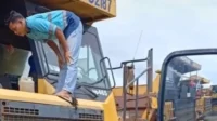masyaallah-pekerja-tambang-ini-salat-di-atas-alat-berat74