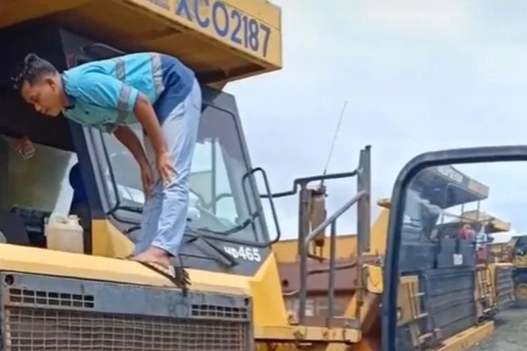 masyaallah-pekerja-tambang-ini-salat-di-atas-alat-berat74