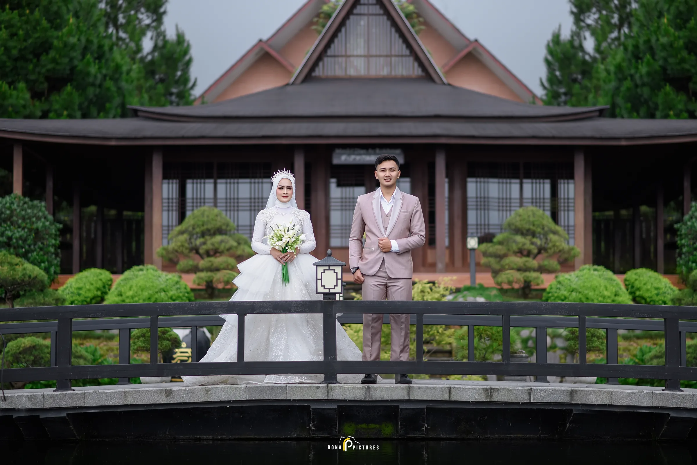 Outdoor gaun putih